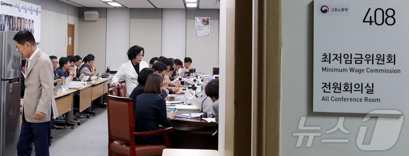 본문 이미지 - 14일 세종시 정부세종청사 최저임금위원회에서 열린 2027년도 최저임금위원회 14차 전원회의가 저녁시간 정회를 마친 뒤 위원들이 회의장에 입장하고 있다. 2026.7.14 ⓒ 뉴스1 김기남 기자