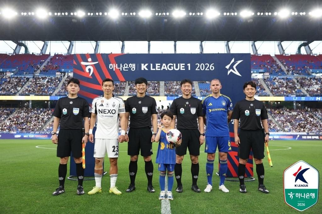 본문 이미지 -  울산과 전북의 K리그1 17라운드 경기 전 도열한 양 팀 주장과 심판진(한국프로축구연맹 제공)