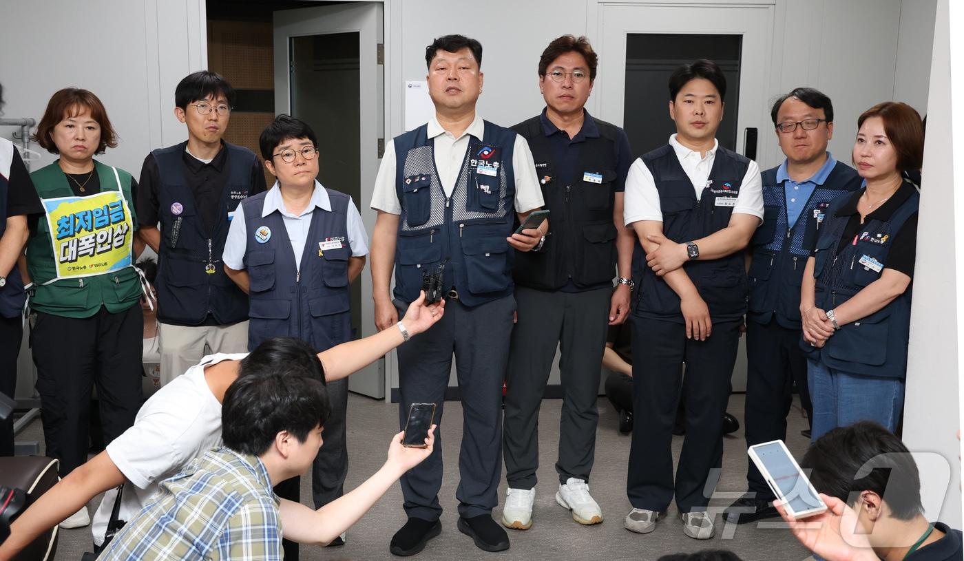본문 이미지 - 류기섭, 이미선 근로자위원이 14일 세종시 정부세종청사 최저임금위원회에서 열린 2027년도 최저임금위원회 14차 전원회의에서 2027년도 최저임금이 노·사·공익위원들의 투표로 올해시급 1만320원 보다 380원 오른 1만700원, 3.7% 인상으로 확정하며 입장을 밝히고 있다. ⓒ 뉴스1 김기남 기자