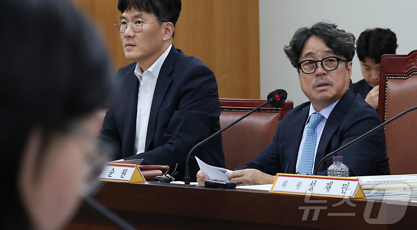 본문 이미지 - 권순원 최저임금위원회 위원장이 14일 세종시 정부세종청사 최저임금위원회에서 열린 2027년도 최저임금위원회 14차 전원회의에서 노·사·공익위원들의 투표로 올해시급 1만320원 보다 380원 오른 1만700원, 3.7% 인상으로 확정한 뒤 취재진의 질문에 답하고 있다. 2026.7.14 ⓒ 뉴스1 김기남 기자