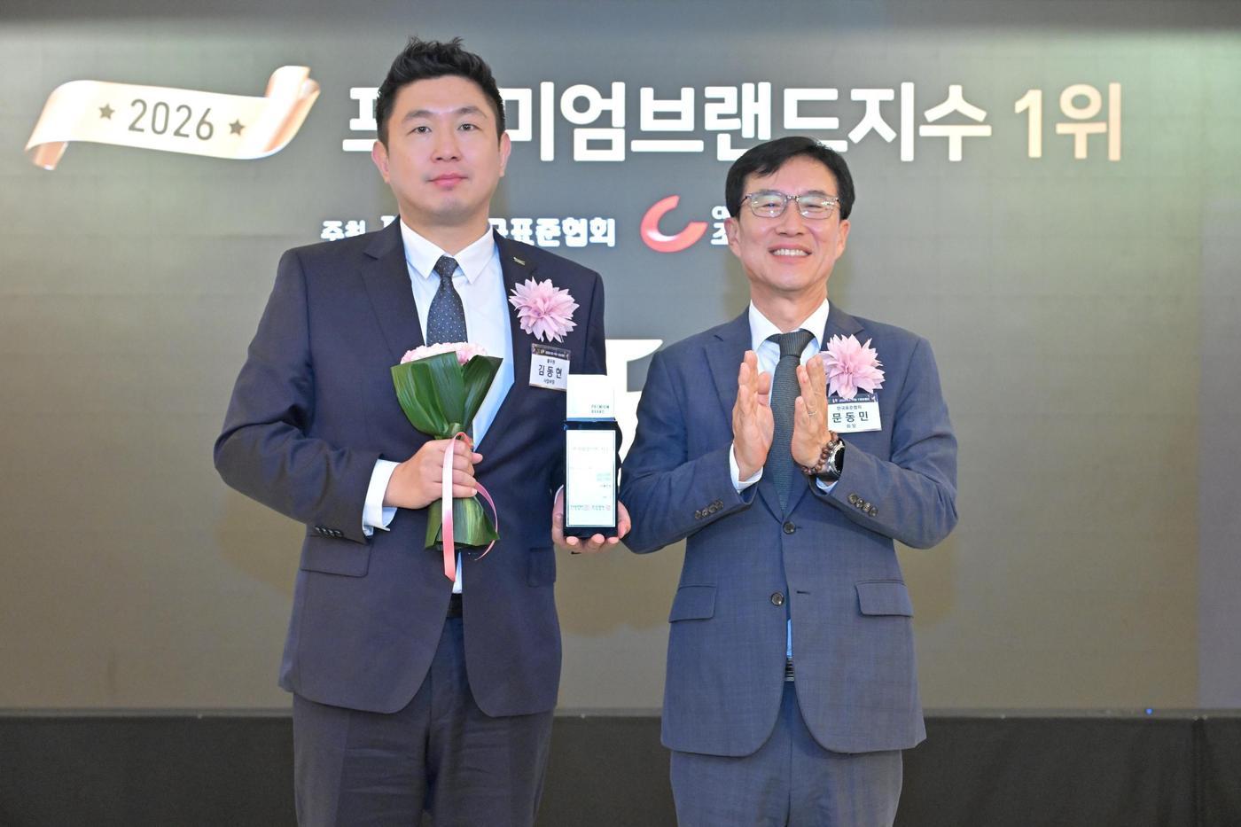 본문 이미지 -  풀무원 반려동물사업부 김동현 사업부장(왼쪽)이 ‘2026 프리미엄 브랜드지수’ 펫푸드 부문 1위를 수상한 뒤 기념 촬영하고 있다.(풀무원아미오 제공)