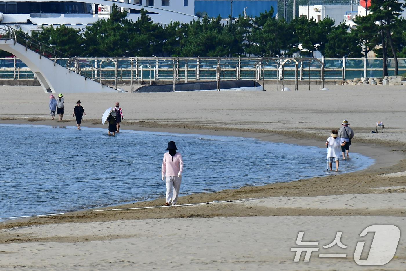 본문 이미지 - 경북 포항시 북구 영일대해수욕장에서 시민들이 맨발 걷기를 하고 있다.2026.7.15 ⓒ 뉴스1 최창호 기자