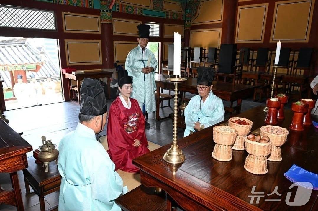 본문 이미지 - 우성빈 부산 기장군수는 지난 13일 기장향교 명륜당 강학마당에서 열린 봉심 고유례 모습.(기장군 제공. 재판매 및 DB금지)