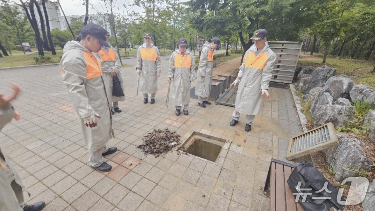 본문 이미지 - 울산의용소방대 맨홀 및 배수로 점검을 하고 있다.(소방청 제공)