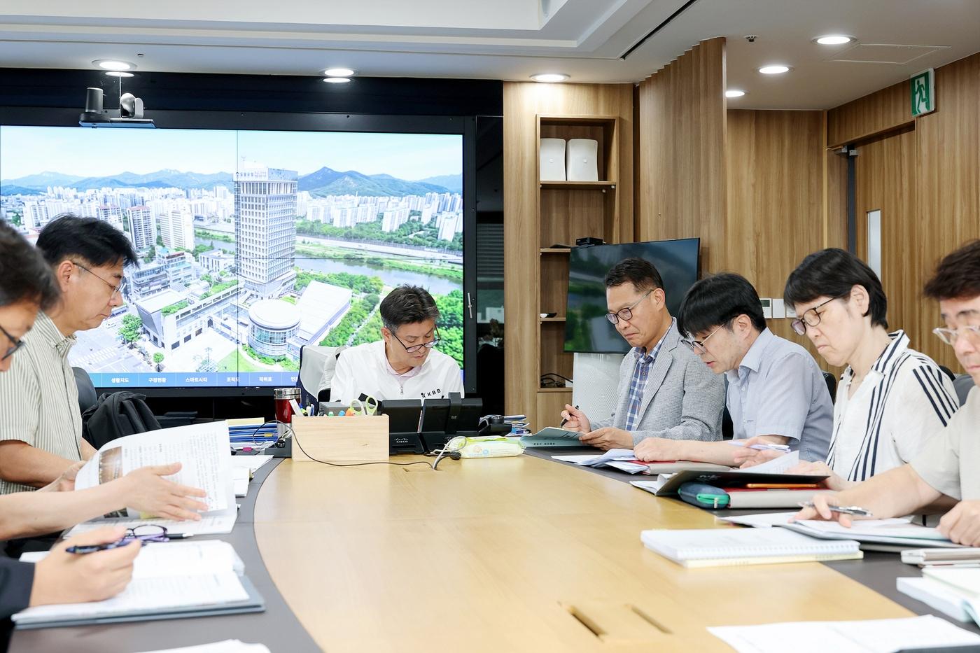 본문 이미지 - 김동욱 서울 도봉구청장이 구 간부들로부터 부서별 현안업무를 보고받고 있다.(도봉구 제공)
