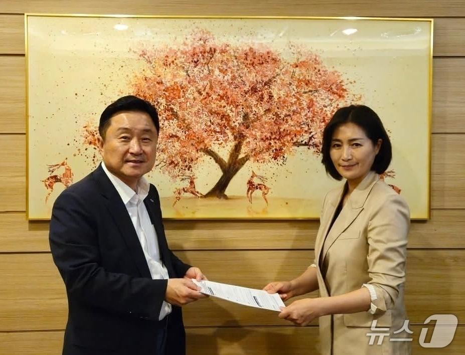 본문 이미지 - 13일 우성빈 부산 기장군수(오른쪽)가 최인호 HUG 사장과 긴급 회동을 갖고 청년과 무주택자 주거복지  지원사업에 대해 논의했다. (기장군 제공. 재판매 및 DB금지)