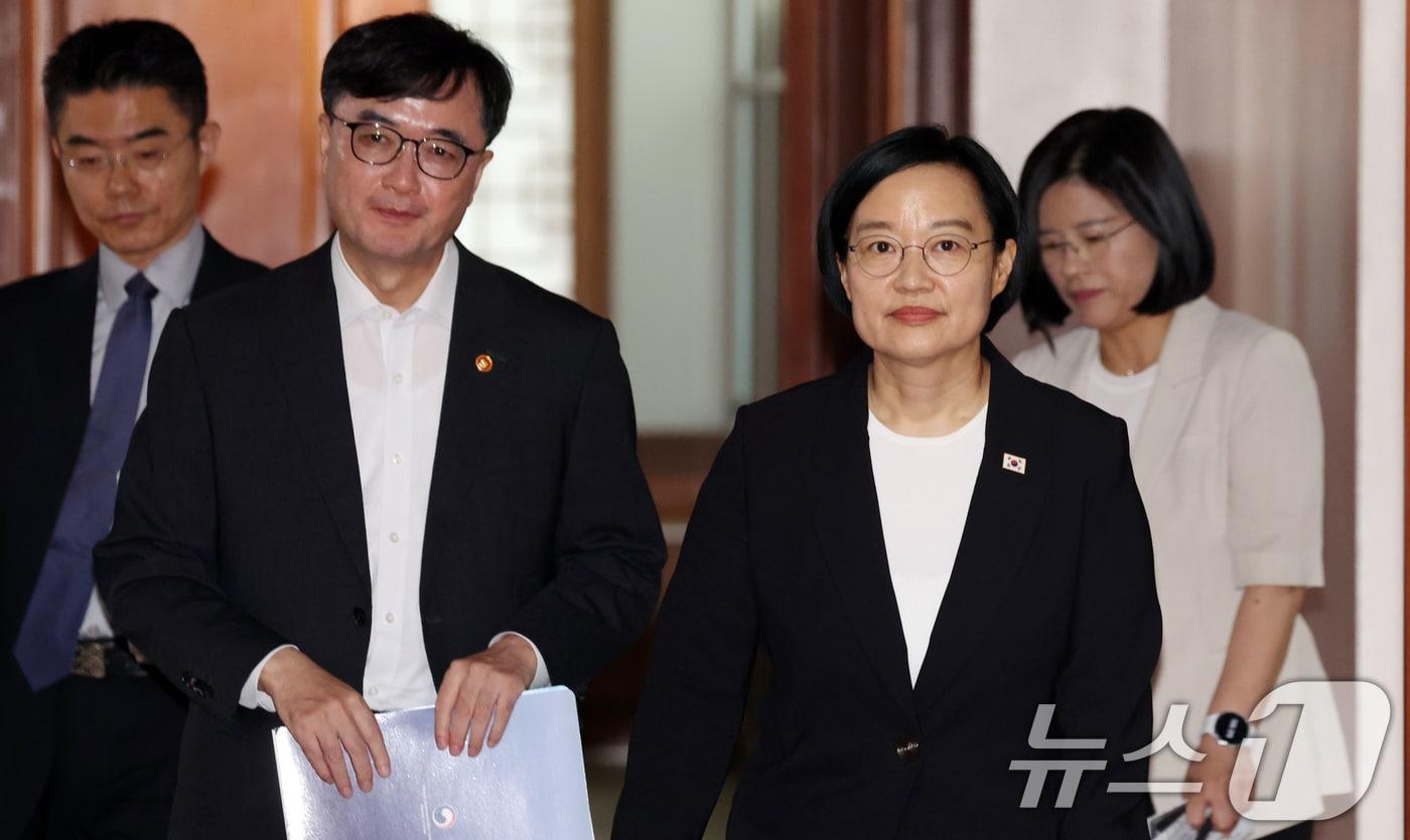 본문 이미지 - 한성숙 국무총리가 15일 오전 서울 종로구 세종대로 정부서울청사에서 열린 제15차 비상경제점검회의에 참석하고 있다. 2026.7.15 ⓒ 뉴스1 김명섭 기자