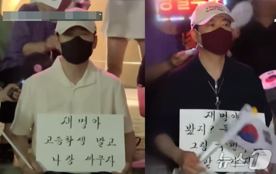 본문 이미지 - 장동혁 국민의힘 대표가 지난 7일(왼쪽)과 11일 '재명아'라는 피켓을 들고 투표용지 부족 사태 시위가 이어지고 있는 올림픽공원을 찾은 모습. (유튜브 JTBC 갈무리/뉴스1)