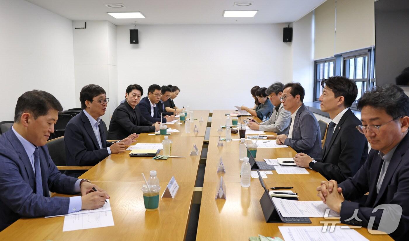 본문 이미지 - 문화체육관광부가 한식과 한식 문화의 해외 확산 방안을 논의하는 '케이-푸드 해외 확산 자문회의'를 14일 국립현대미술관 서울관에서 열었다. 최휘영 장관과 한식 전문가, 업계 관계자들은 '2030년까지 케이-컬처 400조 달성'의 한 축인 케이-푸드 확산 전략을 점검했다.