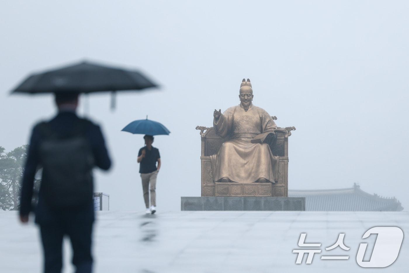 본문 이미지 - 수도권에 100㎜의 비가 예보되는 등 전국에 장맛비가 내리는 15일 오전 서울 종로구 광화문광장에서 시민들이 우산을 쓴채 걸어가고 있다. 2026.7.15 ⓒ 뉴스1 안은나 기자