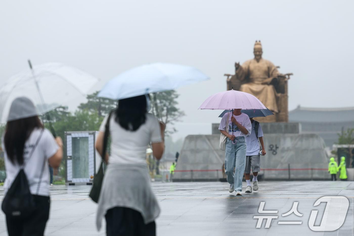 본문 이미지 - 수도권에 100㎜의 비가 예보되는 등 전국에 장맛비가 내리는 15일 오전 서울 종로구 광화문광장에서 시민들이 우산을 쓴채 걸어가고 있다. 2026.7.15 ⓒ 뉴스1 안은나 기자