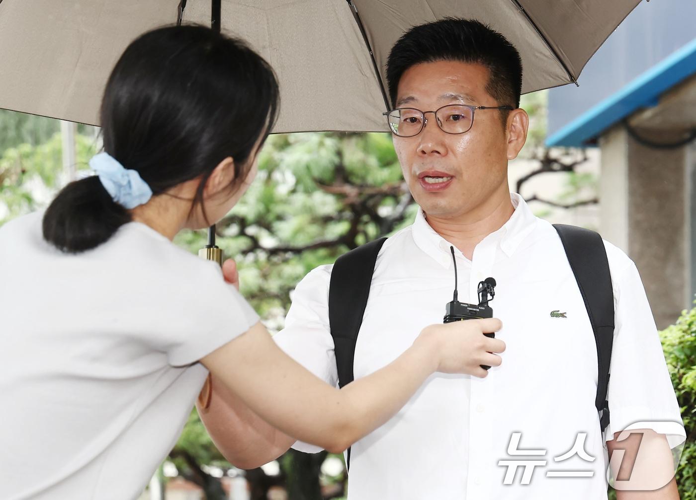본문 이미지 - 조성현 전 육군 수도방위사령부 제1경비단장(대령)이 15일 오전 내란 중요임무 종사 혐의 관련 피의자 조사를 받기 위해 경기 과천 2차 종합특검 사무실로 출석하며 취재진 질의에 답변하고 있다. 2026.7.15 ⓒ 뉴스1 김민지 기자