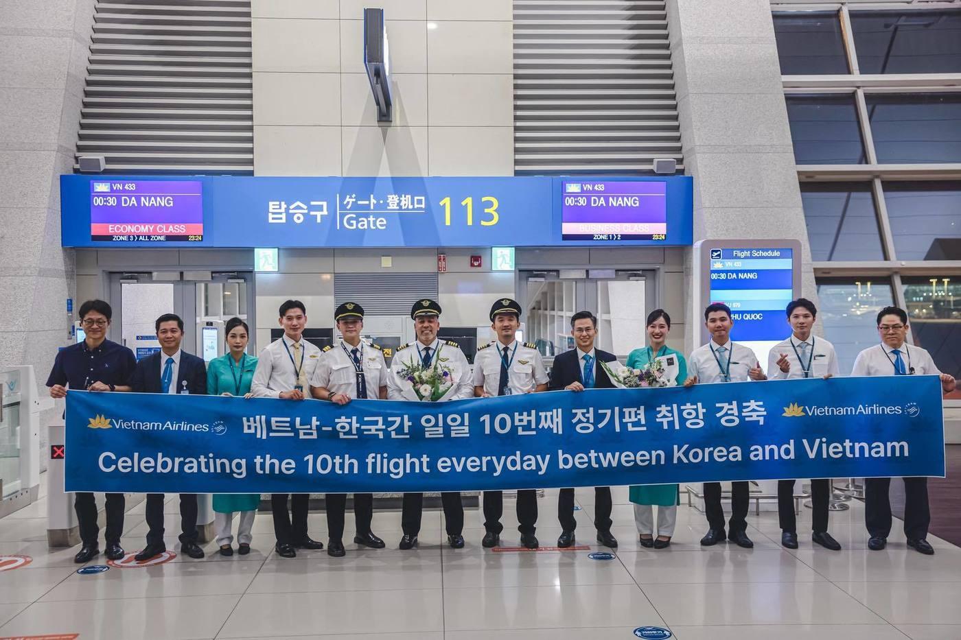 본문 이미지 - '한국~베트남' 노선 매일 10회 운항을 기념한 단체 사진(베트남항공 제공)