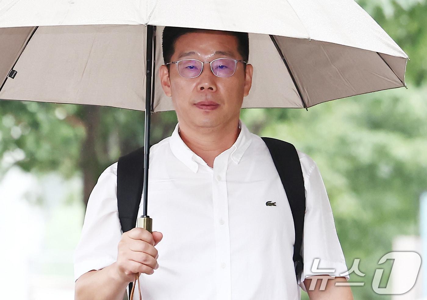 본문 이미지 - 조성현 전 육군 수도방위사령부 제1경비단장(대령)이 15일 오전 내란 중요임무 종사 혐의 관련 피의자 조사를 받기 위해 경기 과천 2차 종합특검 사무실로 출석하고 있다. 2026.7.15 ⓒ 뉴스1 김민지 기자