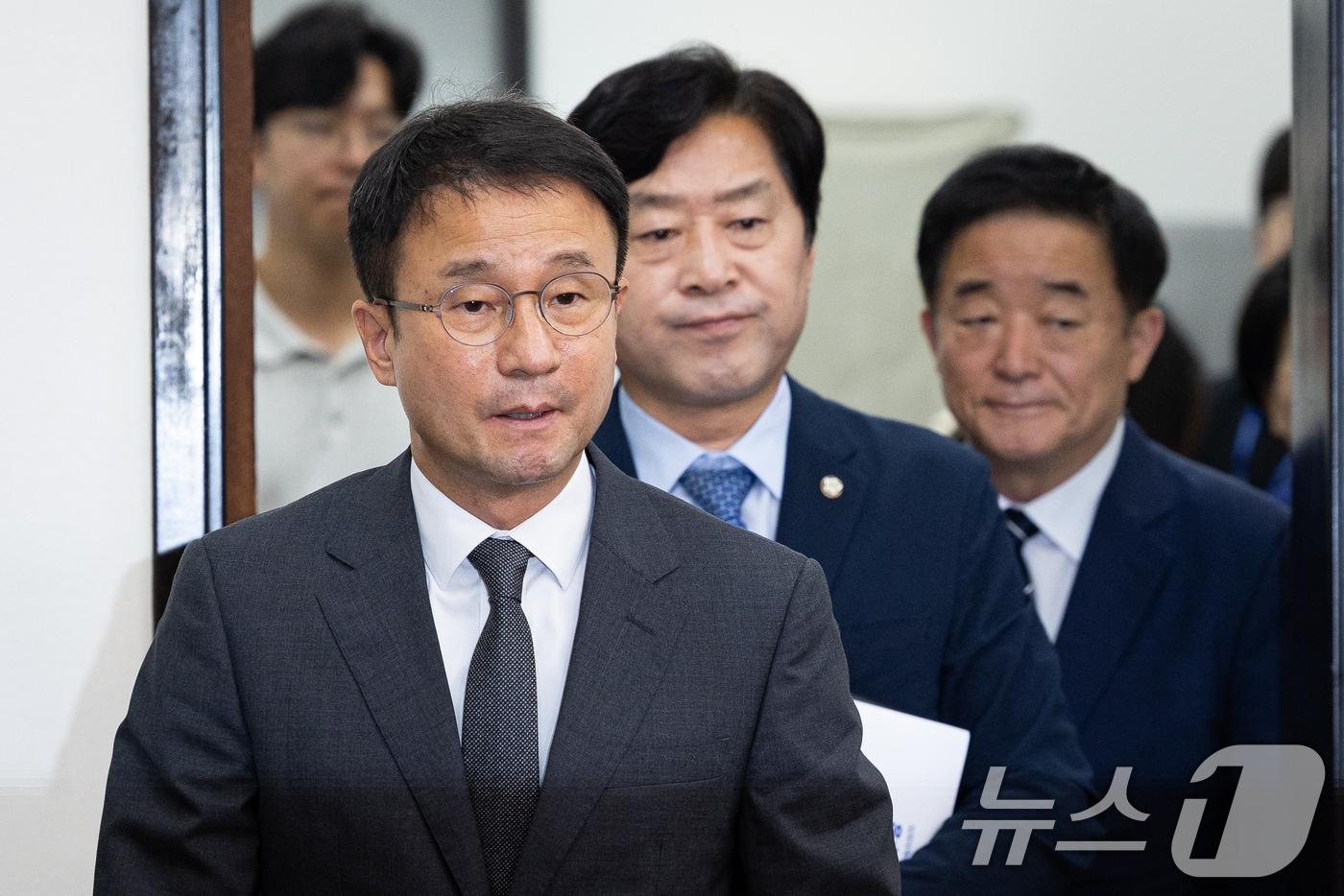 본문 이미지 - 한병도 더불어민주당 당대표 직무대행 겸 원내대표를 비롯한 지도부가 15일 서울 여의도 국회에서 열린 최고위원회의에 참석하고 있다. 2026.7.15 ⓒ 뉴스1 유승관 기자
