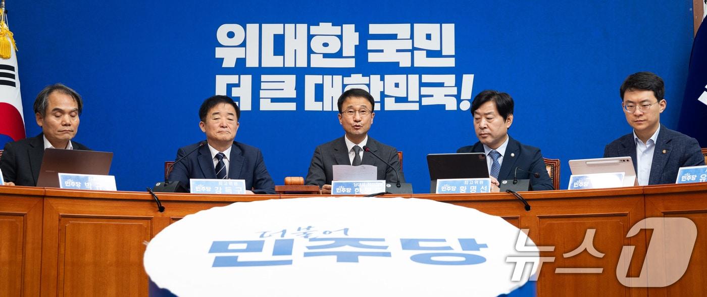 본문 이미지 - 한병도 더불어민주당 당대표 직무대행 겸 원내대표가 15일 서울 여의도 국회에서 열린 최고위원회의에서 모두 발언을 하고 있다. 2026.7.15 ⓒ 뉴스1 유승관 기자