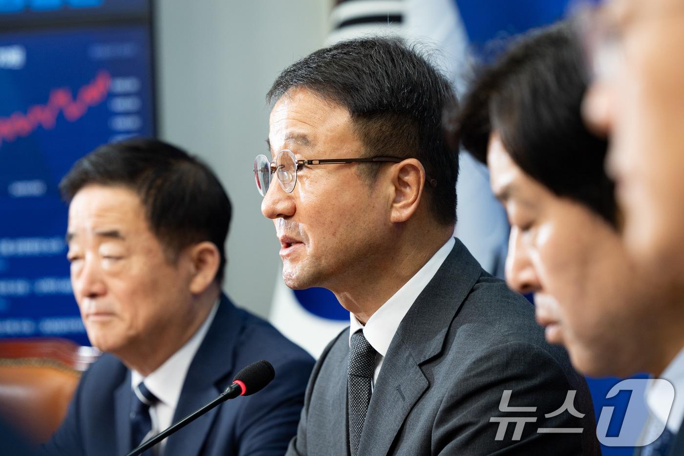 본문 이미지 - 한병도 더불어민주당 당대표 직무대행 겸 원내대표가 15일 서울 여의도 국회에서 열린 최고위원회의에서 모두 발언을 하고 있다. 2026.7.15 ⓒ 뉴스1 유승관 기자