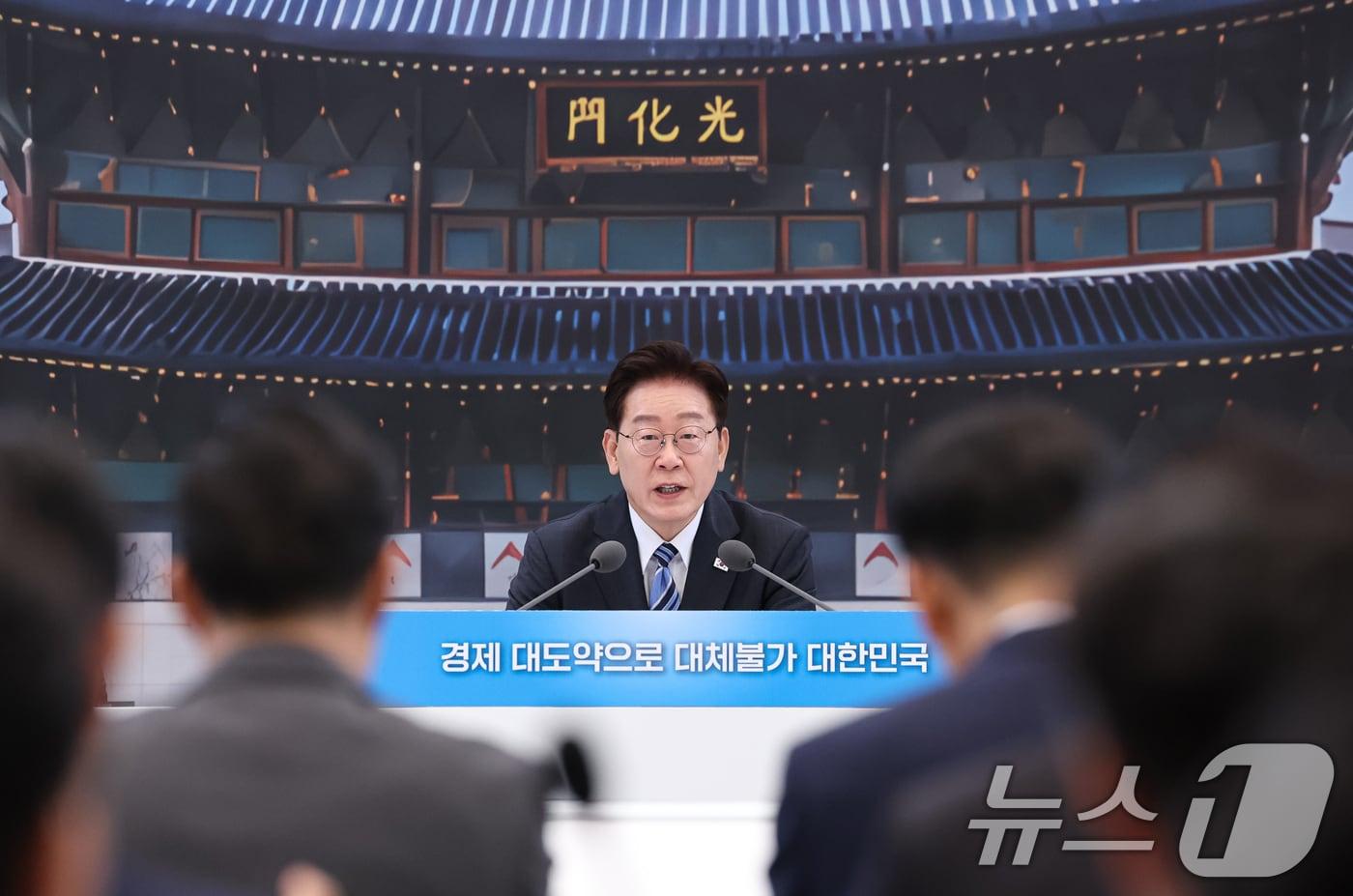 본문 이미지 - 이재명 대통령이 15일 청와대 영빈관에서 열린 재정경제부, 국가데이터처, 금융위원회, 기획예산처 업무보고에서 발언하고 있다. 2026.7.15 ⓒ 뉴스1 허경 기자