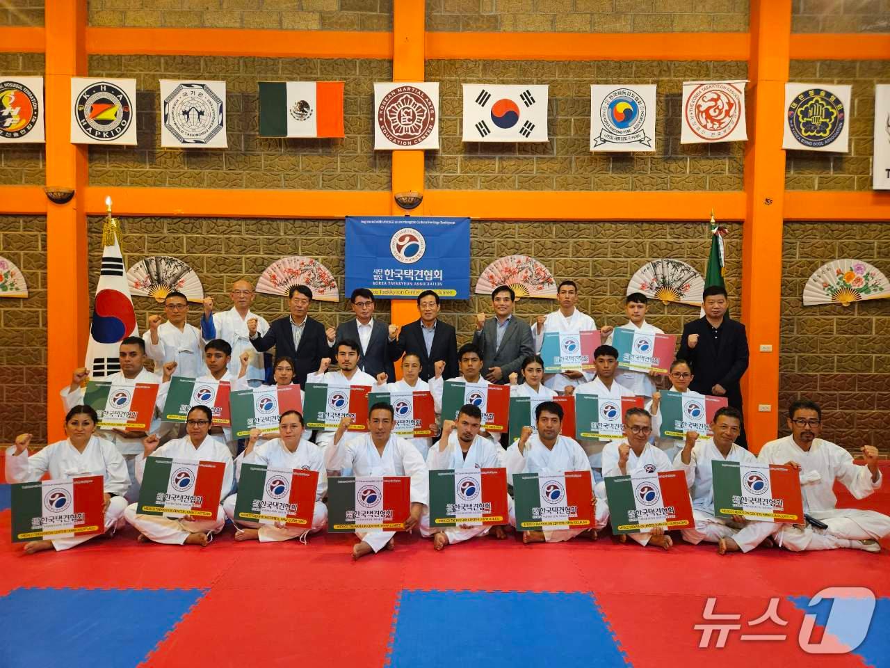 본문 이미지 -  멕시코 택견전수관 개관식(충주시 제공. 재판매 및 DB금지)