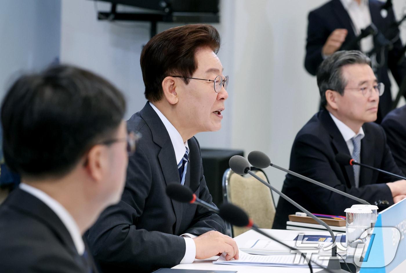 본문 이미지 - 이재명 대통령이 15일 청와대 영빈관에서 열린 재정경제부, 국가데이터처, 금융위원회, 기획예산처 업무보고에서 발언하고 있다. 2026.7.15 ⓒ 뉴스1 허경 기자
