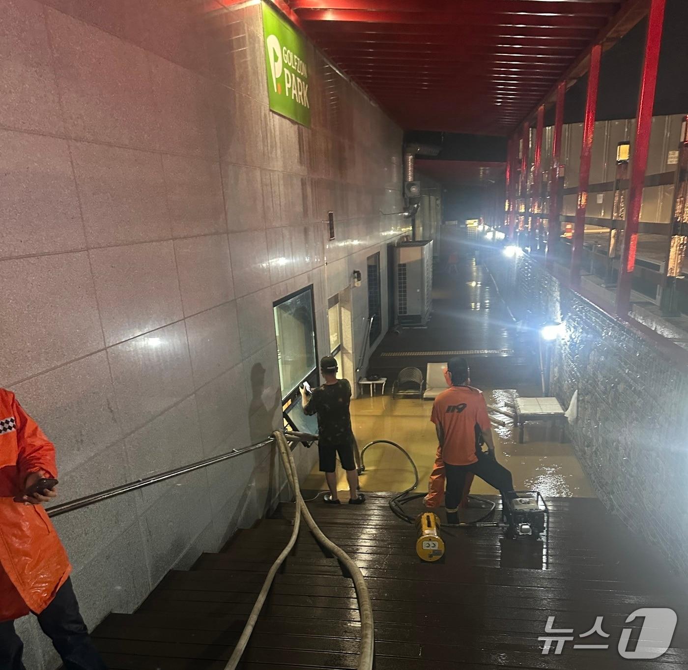 본문 이미지 - 14일 오후 9시 56분께 경기 파주시 문산읍 한 건물 지하 1층에 위치한  스크린골프장이 침수돼 소방 당국이 배수 작업을 벌이고 있다.(경기도북부소방재난본부 제공. 재판매 및 DB 금지)/뉴스1