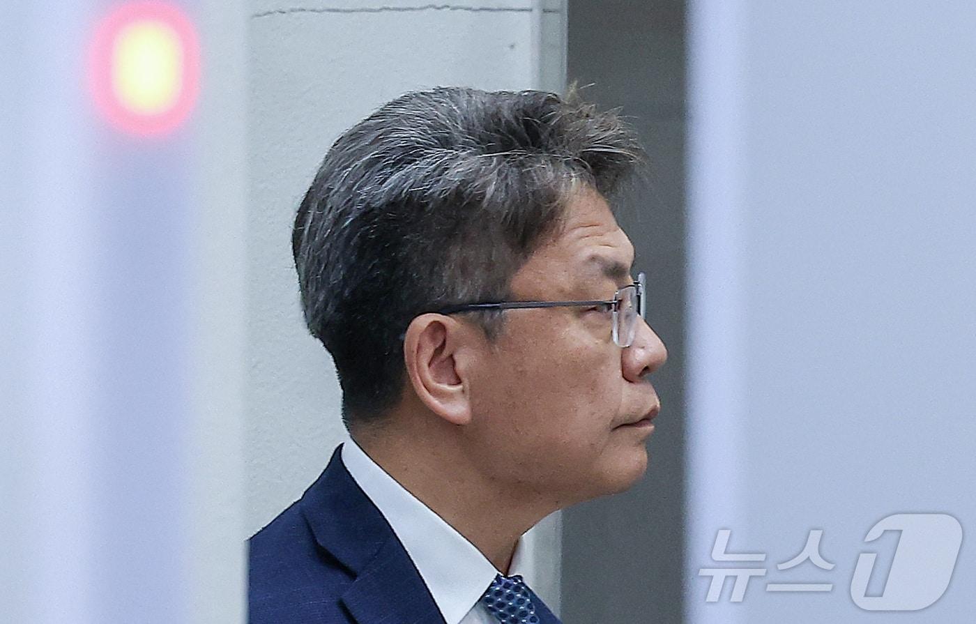 본문 이미지 - '순직 해병 사건 수사 외압 의혹'과 관련해 수사 비밀을 누설한 의혹을 받는 이시원 전 대통령실 공직기강비서관이 15일 서울 서초구 서울중앙지방법원에서 열린 구속 전 피의자 심문(영장실질심사)에 출석하고 있다. 2026.7.15 ⓒ 뉴스1 김성진 기자