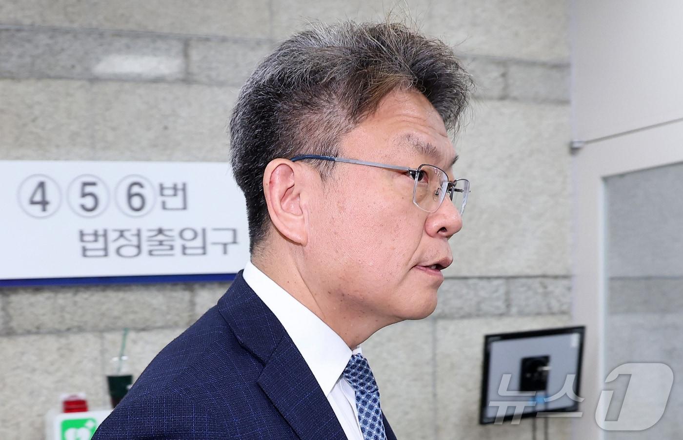 본문 이미지 - '순직 해병 사건 수사 외압 의혹'과 관련해 수사 비밀을 누설한 의혹을 받는 이시원 전 대통령실 공직기강비서관이 15일 서울 서초구 서울중앙지방법원에서 열린 구속 전 피의자 심문(영장실질심사)에 출석하고 있다. 2026.7.15 ⓒ 뉴스1 김성진 기자
