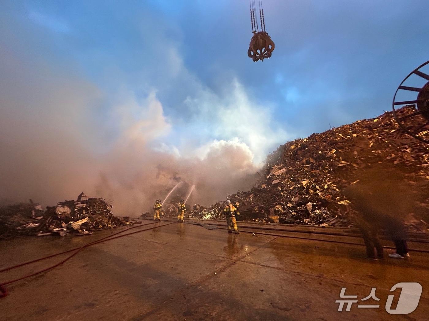본문 이미지 - 14일 오후 7시 18분쯤 제물포구 송현동 동국제강 인천공장 야외 하역장에서 화재가 발생했다.(인천소방본부 제공. 재배포 및 DB금지)2026.7.15/뉴스1