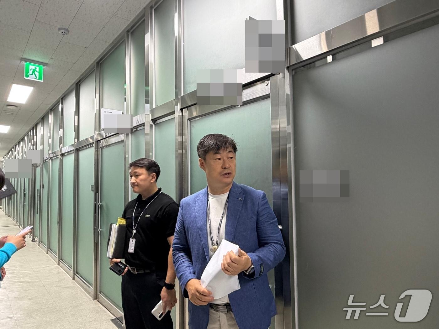본문 이미지 - 경찰이 15일 청주시의회를 압수수색하고 있다. 2026.7.15/뉴스1