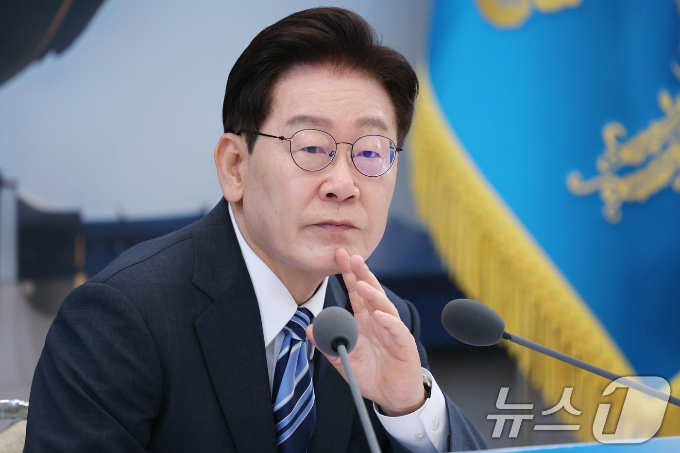 본문 이미지 - 이재명 대통령이 15일 청와대 영빈관에서 열린 재정경제부, 국가데이터처, 금융위원회, 기획예산처 업무보고에서 구윤철 부총리 겸 재정경제부 장관의 발언을 듣고 있다. 2026.7.15 ⓒ 뉴스1 허경 기자