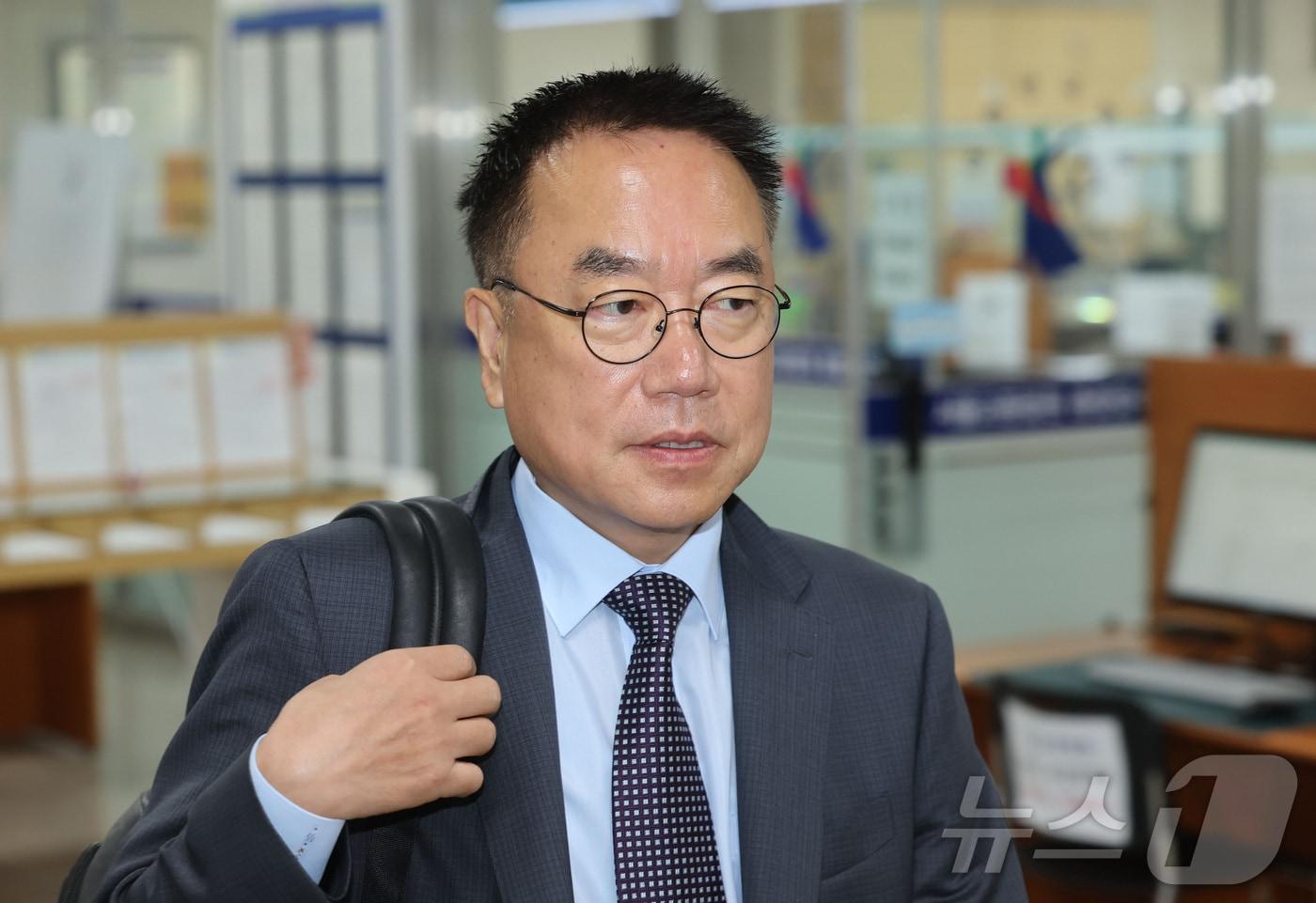 본문 이미지 - 서범수 국민의힘 의원이 15일 서울 서초구 서울중앙지방법원에서 열린 추경호 대구시장의 내란중요임무종사 혐의 7차 공판에 증인 신분으로 출석하고 있다. (공동취재) 2026.7.15 ⓒ 뉴스1 김성진 기자
