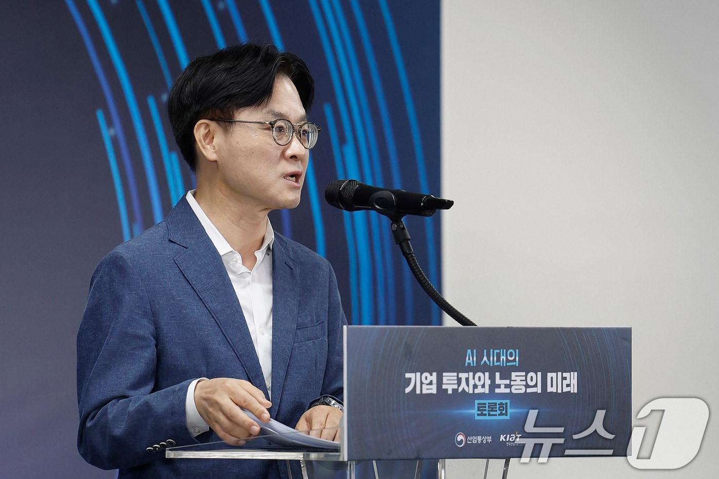 본문 이미지 - 김정관 산업통상부 장관이 15일 오전 서울 영등포구 SK증권빌딩에서 열린 'AI 시대의 기업 투자와 노동의 미래 토론회'에서 인사말을 하고 있다. (산업통상부 제공. 재판매 및 DB금지) 2026.7.15 ⓒ 뉴스1