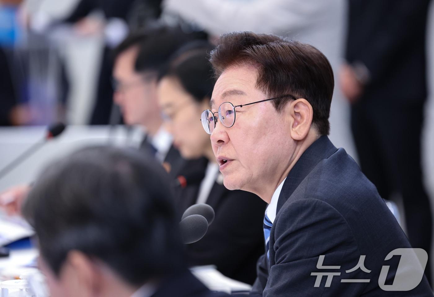 본문 이미지 - 이재명 대통령이 15일 청와대 영빈관에서 열린 재정경제부, 국가데이터처, 금융위원회, 기획예산처 업무보고에서 발언하고 있다. 2026.7.15 ⓒ 뉴스1 허경 기자