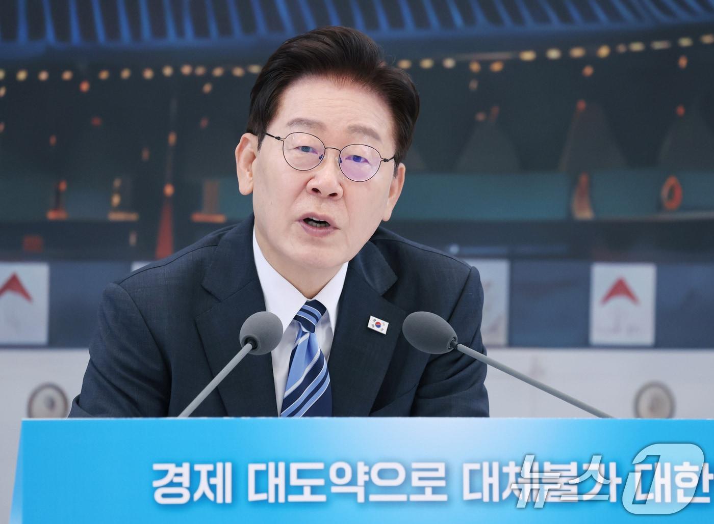본문 이미지 - 이재명 대통령이 15일 청와대 영빈관에서 열린 재정경제부, 국가데이터처, 금융위원회, 기획예산처 업무보고에서 발언하고 있다. 2026.7.15 ⓒ 뉴스1 허경 기자