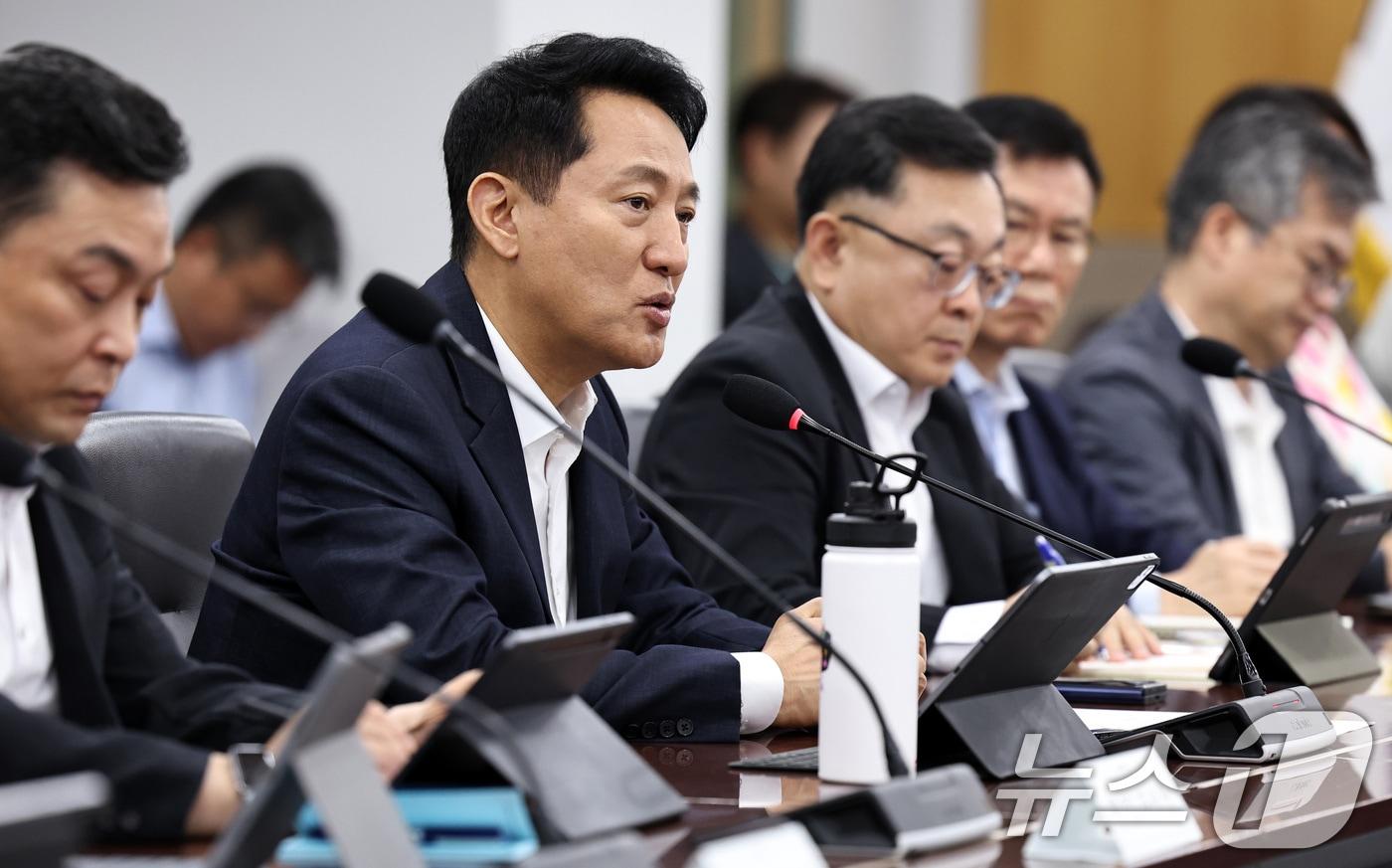 본문 이미지 - 오세훈 서울시장이 15일 서울시청에서 민선 9기 첫 정례간부회의를 주재하고 '야간경제 활성화'를 논의하고 있다. 2026.7.15 ⓒ 뉴스1 구윤성 기자