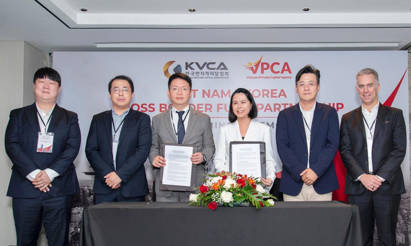 본문 이미지 - 김학균 한국벤처캐피탈협회 회장과 비레(Vy Le) 베트남사모투자협회(VPCA) 회장, 협회 관계자들이 기념사진을 찍고 있다.(한국벤처캐피탈협회 제공)