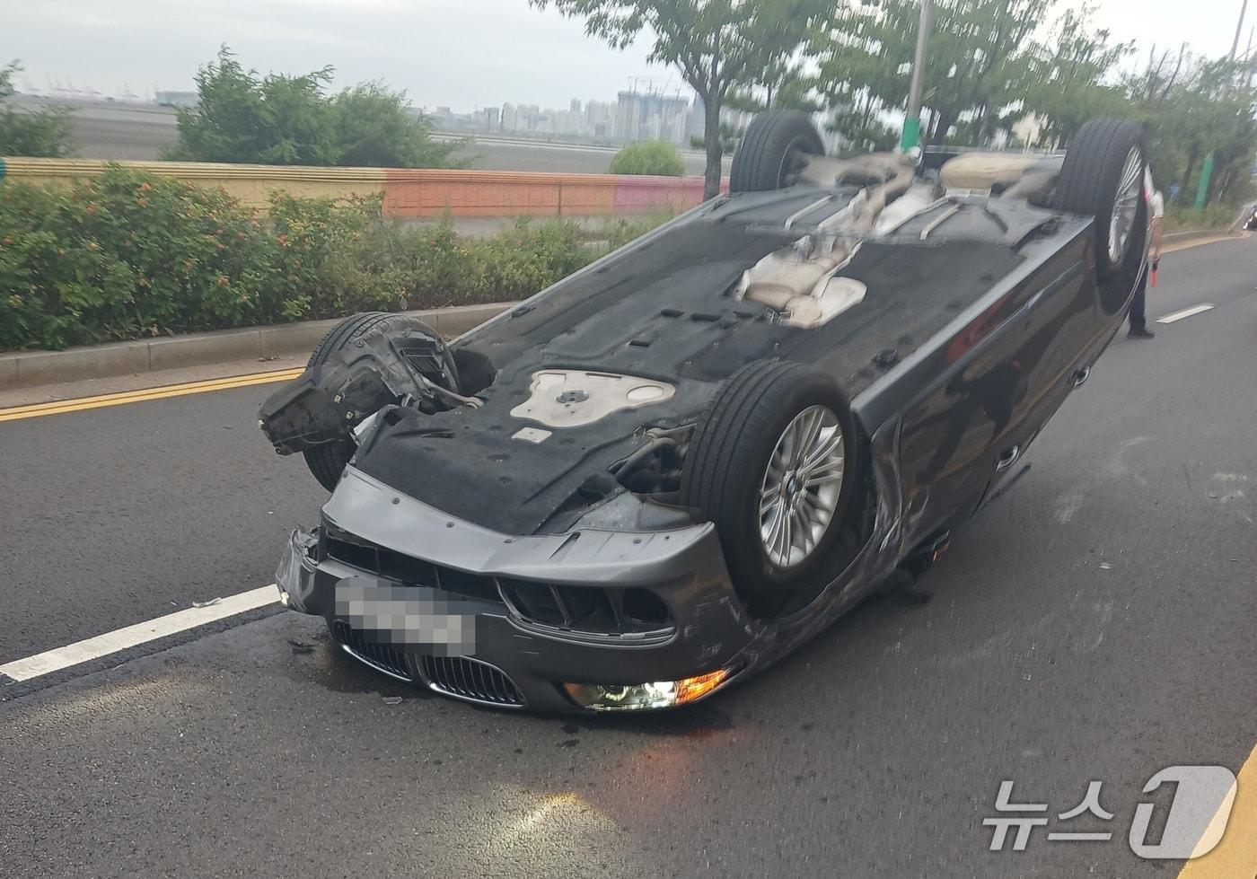 본문 이미지 - 14일 오후 2시 49분쯤 인천시 남동구 고잔동 고잔톨게이트(TG) 인근 도로에서 승용차 1대가 전복되는 사고가 발생했다.(인천소방본부 제공. 재배포 및 DB금지)2026.7.15/뉴스1