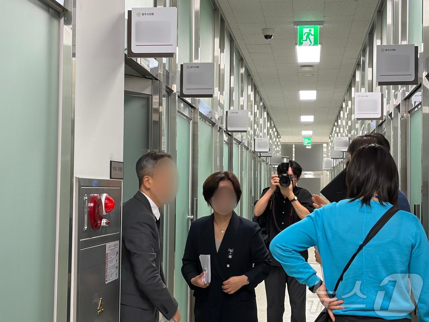 본문 이미지 - 15일 오전 경찰이 충북 청주시의회에서 아동 성매매 혐의를 받는 청주시의원의 사무실을 압수수색하고 있다. 2026.7.15/뉴스1