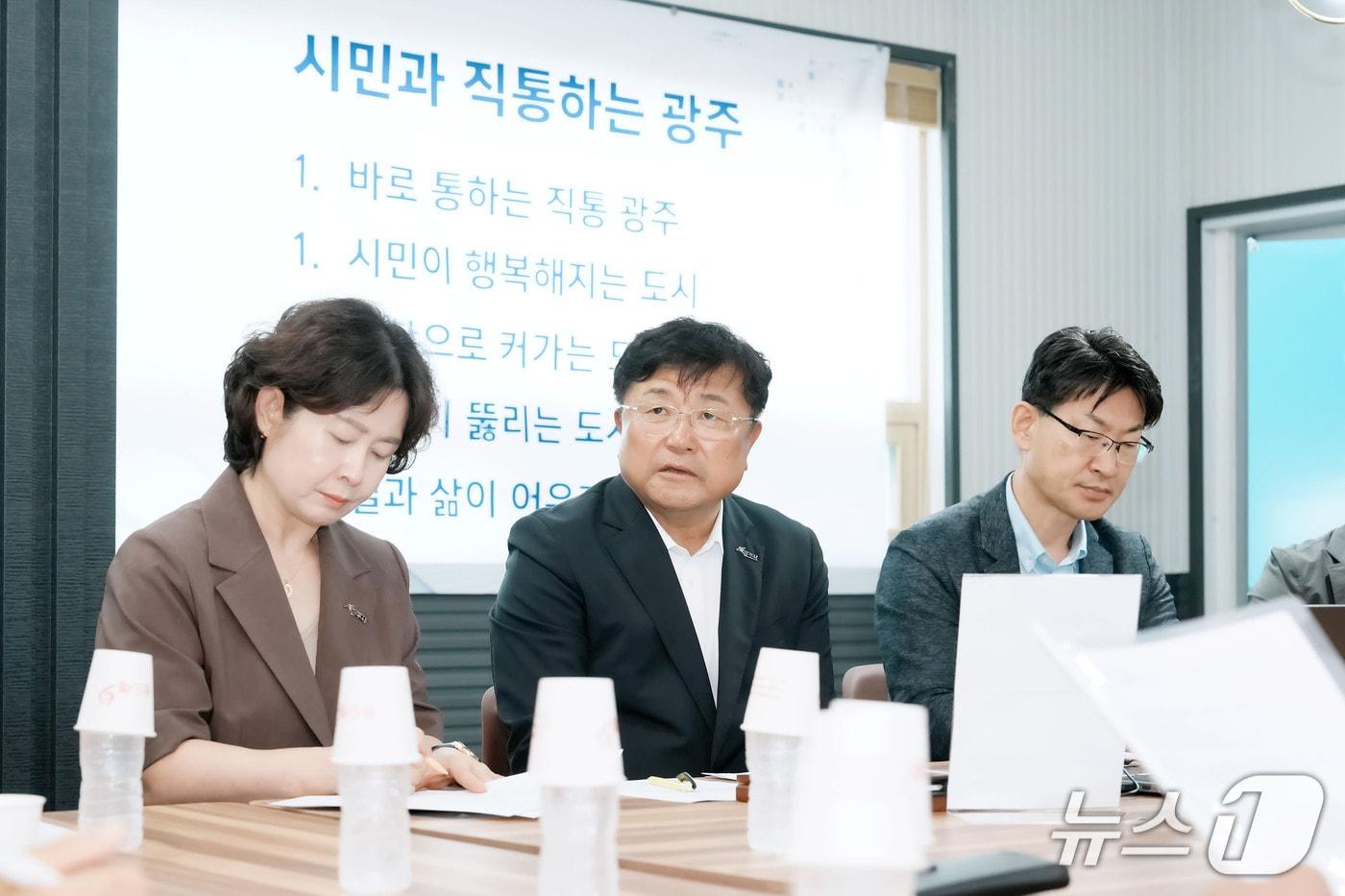 본문 이미지 - 박관열 광주시장(가운데)이 15일 경안시장서 운영한 첫 '직통시장실'에서 상인들과 현안에 대한 의견을 나누고 있는 모습.(광주시 제공)