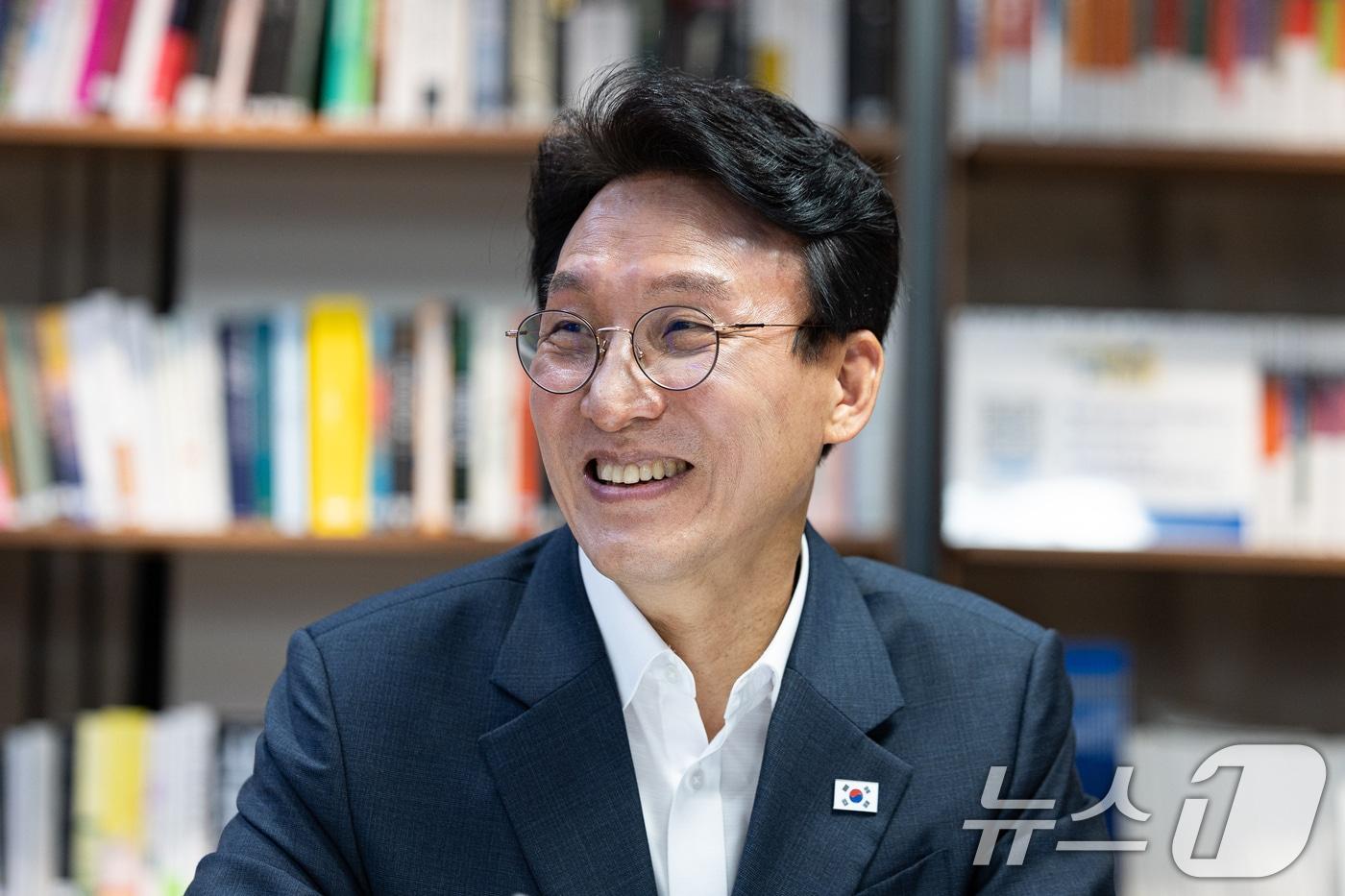 본문 이미지 - 더불어민주당 당권 도전에 나선 김민석 전 총리가 지난 15일 서울 여의도 민주당사 당원존에서 4대 혁신안 발표에 앞서 참석 의원들과 대화하고 있다. 2026.7.15 ⓒ 뉴스1 유승관 기자