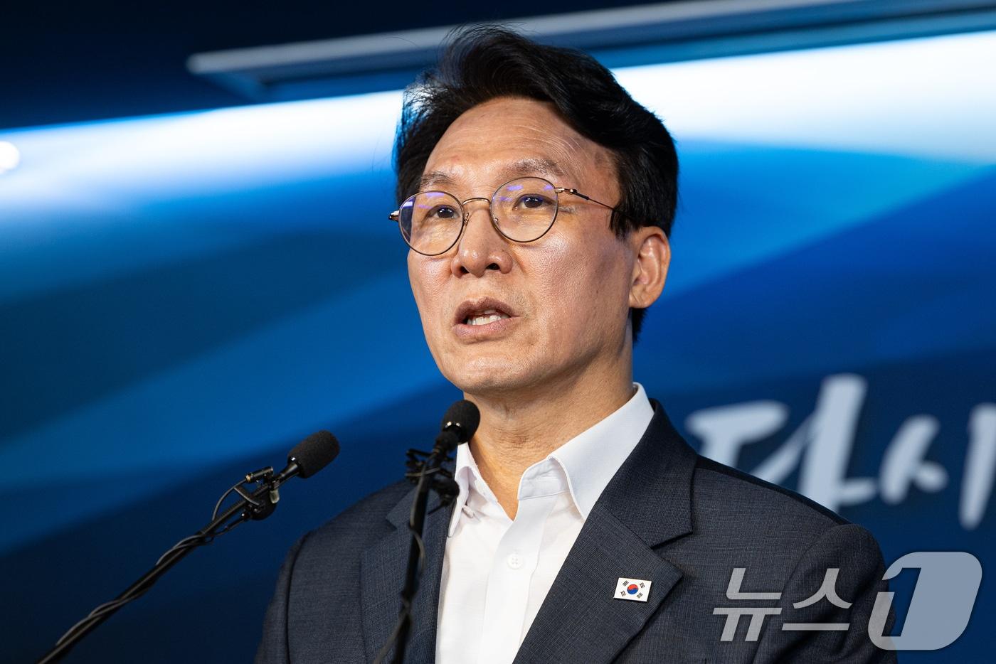 본문 이미지 - 더불어민주당 당권 도전에 나선 김민석 전 총리가 15일 서울 여의도 민주당사 당원존에서 4대 혁신안을 발표하고 있다. 2026.7.15 ⓒ 뉴스1 유승관 기자