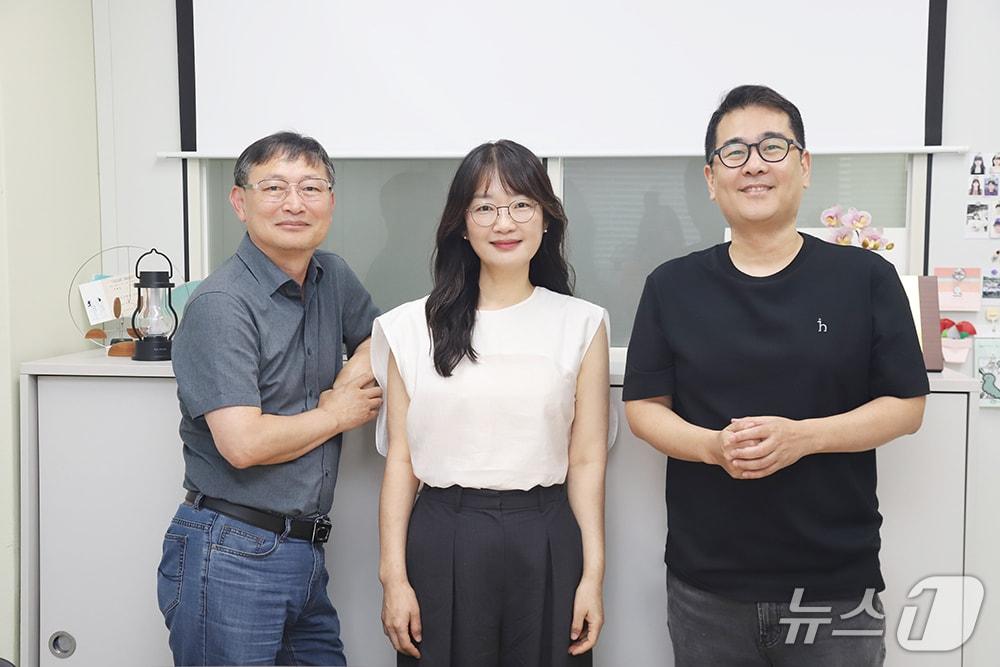 본문 이미지 - 한국생명공학연구원 국가아젠다연구소 손미영 박사(가운데) 연구팀(생명연 제공) /뉴스1