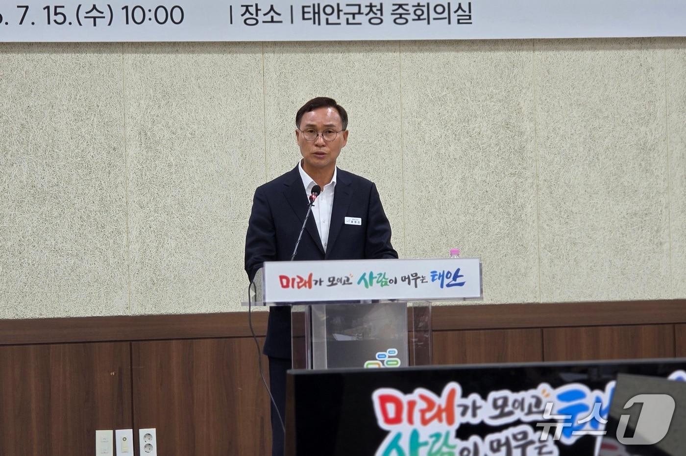 본문 이미지 - 15일 태안군청 중회의실에서 기자회견을 갖고 발전 공기업 5사의 통합 본사를 태안에 유치해야 한다고 강조하는 윤희신 태안군수ⓒ 뉴스1 김태완 기자