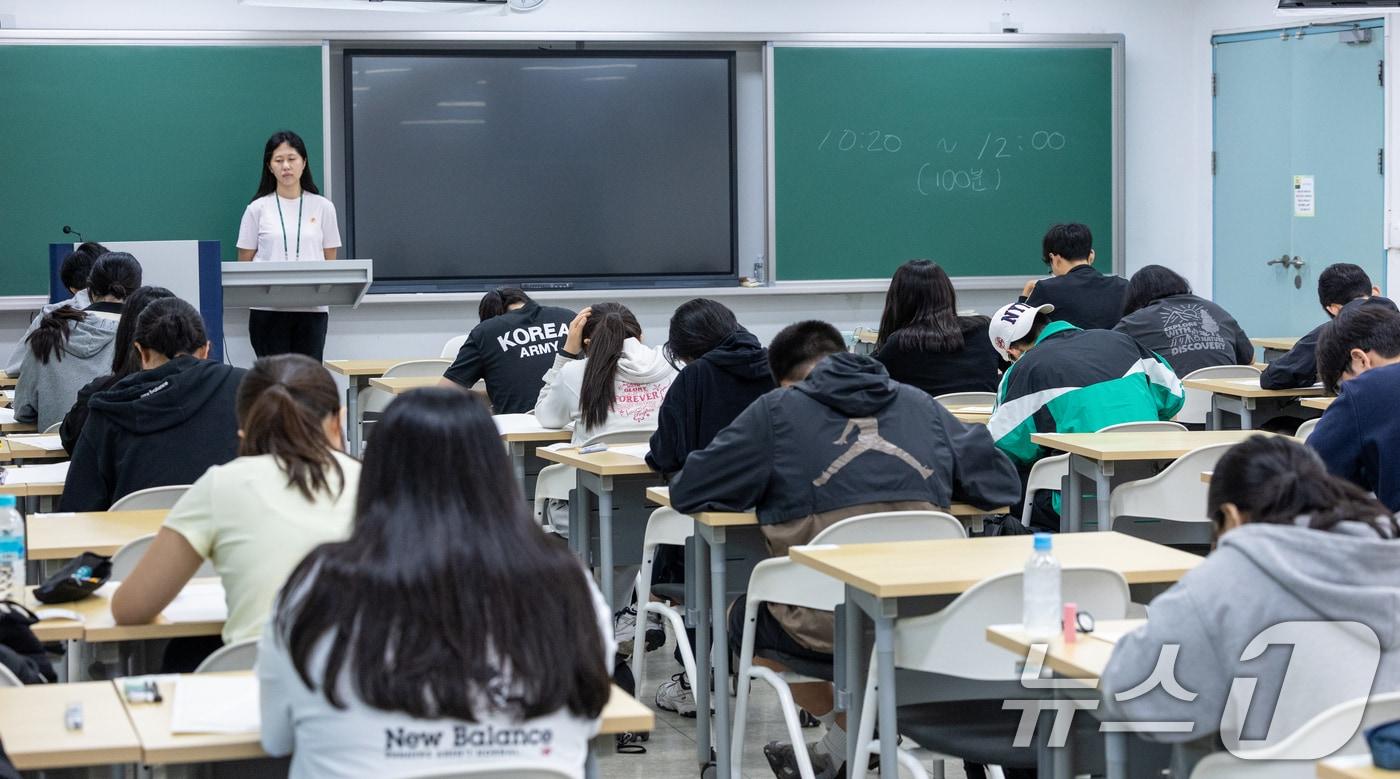 본문 이미지 - 2027학년도 대학수학능력시험을 네 달여 앞둔 15일 서울 광진구 건국대학교에서 수험생들이 모의 논술고사를 치르고 있다. 이날 열린 KU모의논술은 수험생들이 실제 건국대 논술고사와 유사한 환경에서 실전 감각을 익히고 논술전형을 미리 경험할 수 있도록 마련됐다. 2026.7.15 ⓒ 뉴스1 안은나 기자
