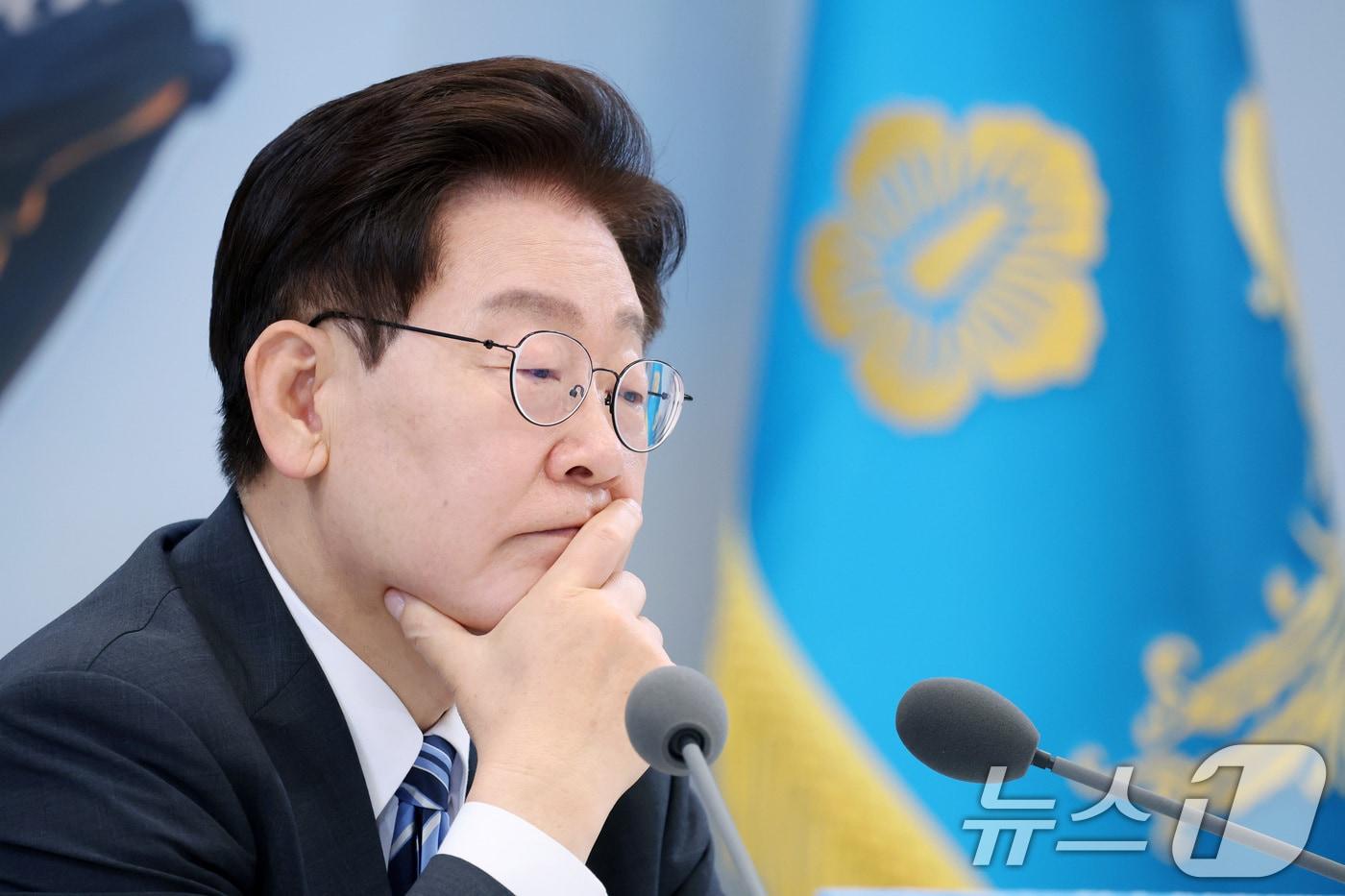 본문 이미지 - 이재명 대통령이 15일 청와대 영빈관에서 열린 재정경제부, 국가데이터처, 금융위원회, 기획예산처 업무보고에서 발언을 청취하고 있다. 2026.7.15 ⓒ 뉴스1 허경 기자