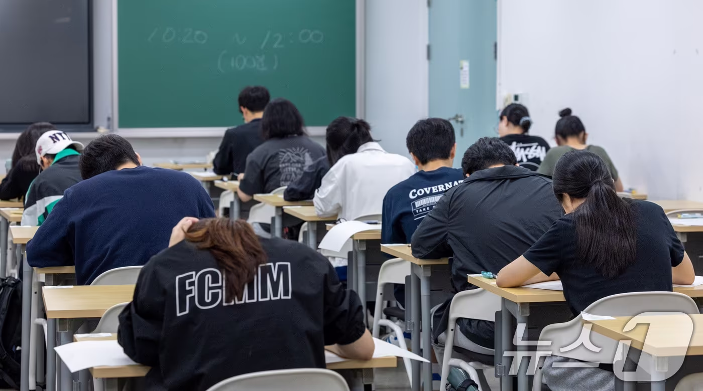 본문 이미지 - 2027학년도 대학수학능력시험을 네 달여 앞둔 15일 서울 광진구 건국대학교에서 수험생들이 모의 논술고사를 치르고 있다. 이날 열린 KU모의논술은 수험생들이 실제 건국대 논술고사와 유사한 환경에서 실전 감각을 익히고 논술전형을 미리 경험할 수 있도록 마련됐다. 2026.7.15 ⓒ 뉴스1 안은나 기자