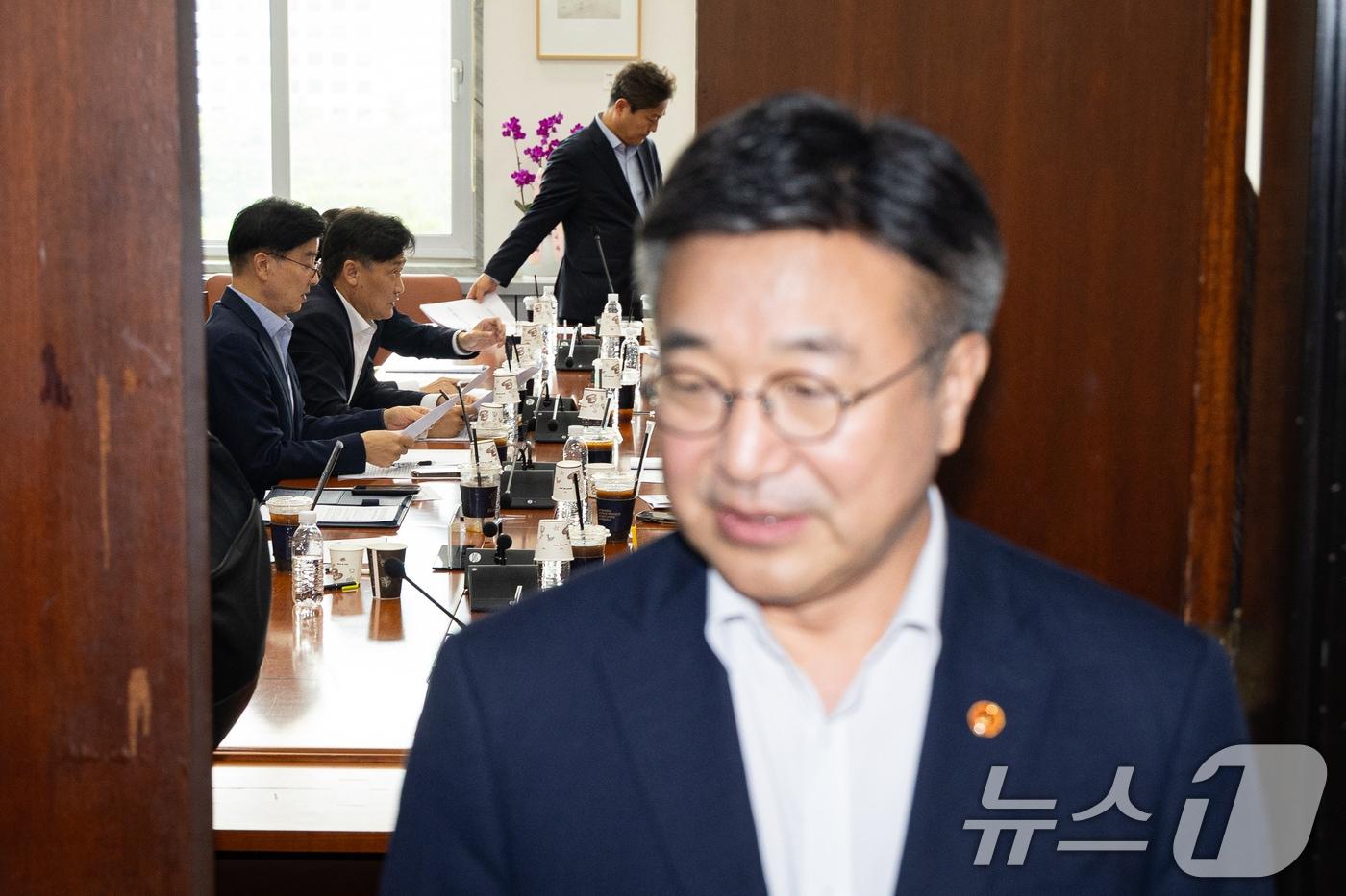 본문 이미지 - 국회 행정안전위원회 더불어민주당 위원들이 15일 서울 여의도 국회에서 열린 중대범죄수사청 관련 행안위 당정협의에서 대화를 나누고 있다. 앞은 중수청 관련 보고를 마친 후 취재진 질문에 답하는 윤호중 행정안전부 장관. 2026.7.15 ⓒ 뉴스1 유승관 기자