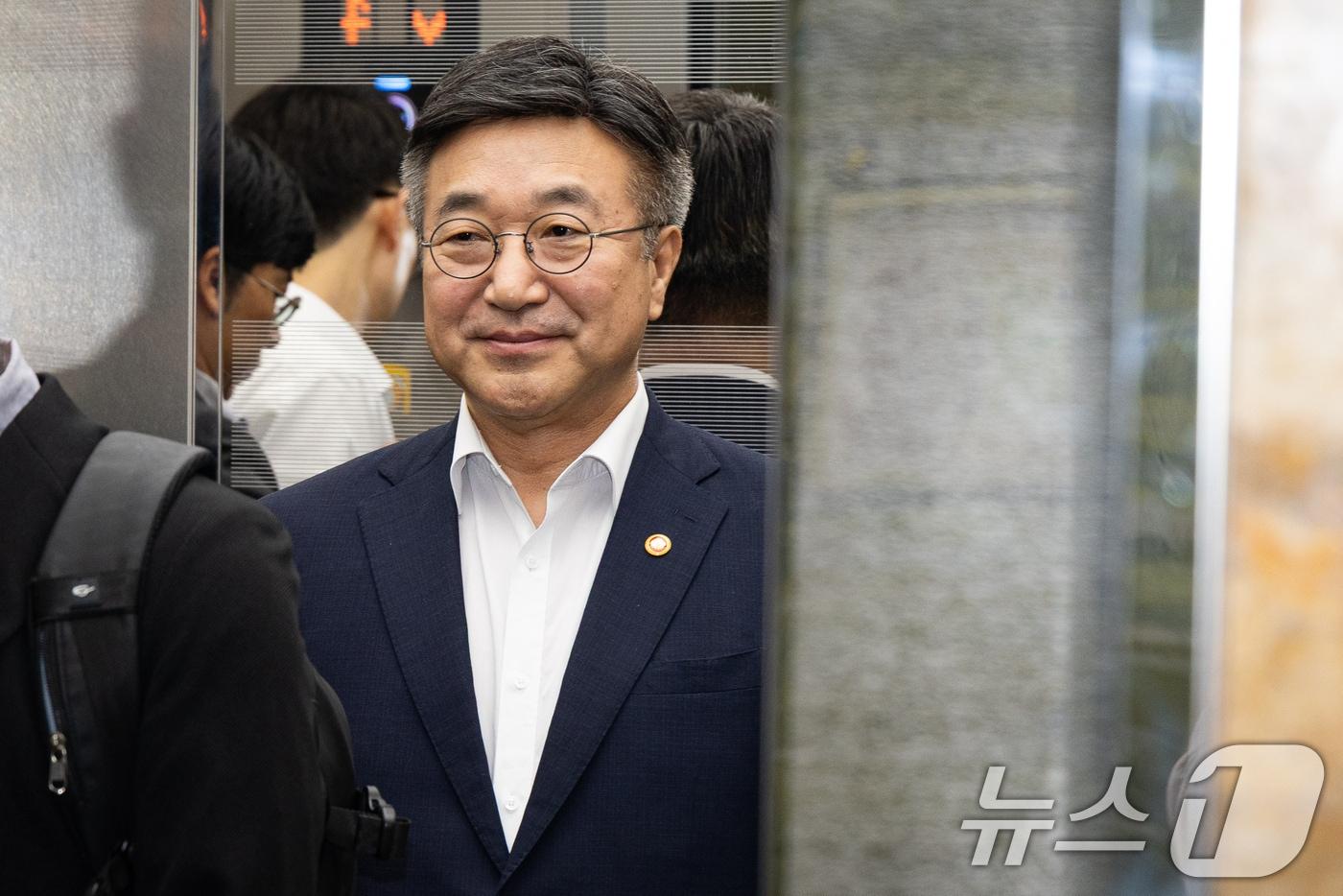본문 이미지 - 윤호중 행정안전부 장관이 15일 서울 여의도 국회에서 열린 중대범죄수사청 관련 행안위 당정협의를 마친 후 이동하고 있다. 2026.7.15 ⓒ 뉴스1 유승관 기자