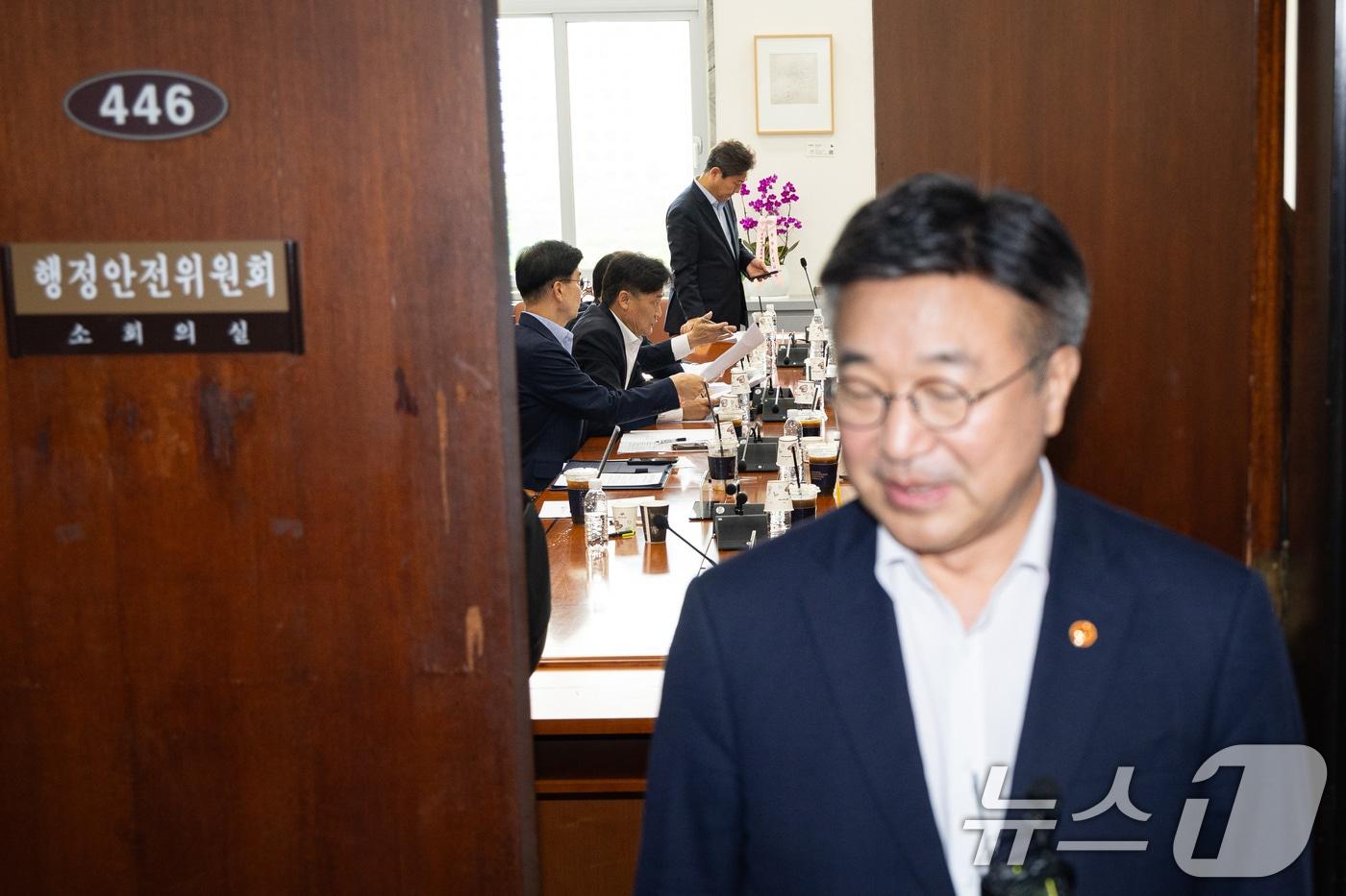 본문 이미지 - 국회 행정안전위원회 더불어민주당 위원들이 15일 서울 여의도 국회에서 열린 중대범죄수사청 관련 행안위 당정협의에서 대화를 나누고 있다. 앞은 중수청 관련 보고를 마친 후 취재진 질문에 답하는 윤호중 행정안전부 장관. 2026.7.15 ⓒ 뉴스1 유승관 기자