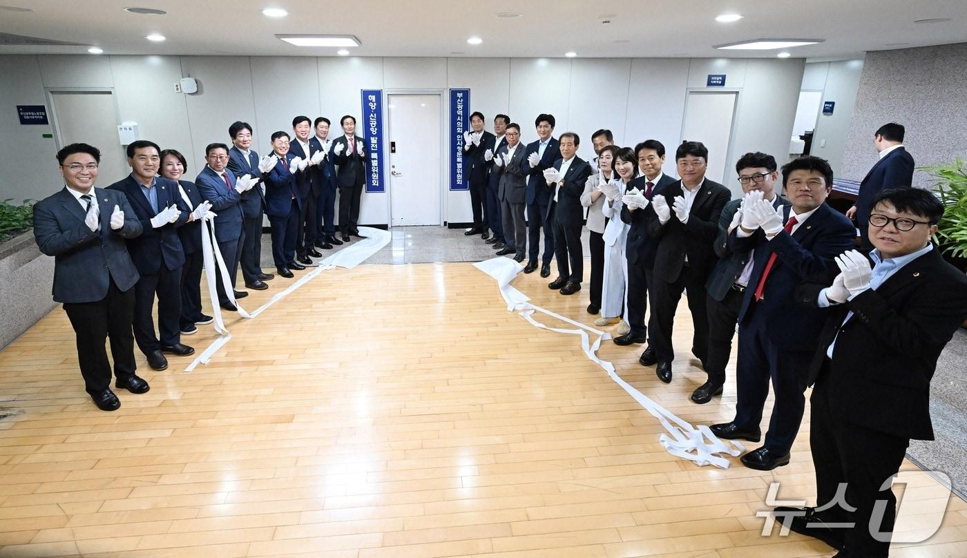 본문 이미지 - 지난 14일 부산시의회 의원회관에서 열린 4개 특별위원회 합동 현판식에서 참석자들이 기념촬영을 하고 있다.(부산시의회 제공. 재판매 및 DB금지)